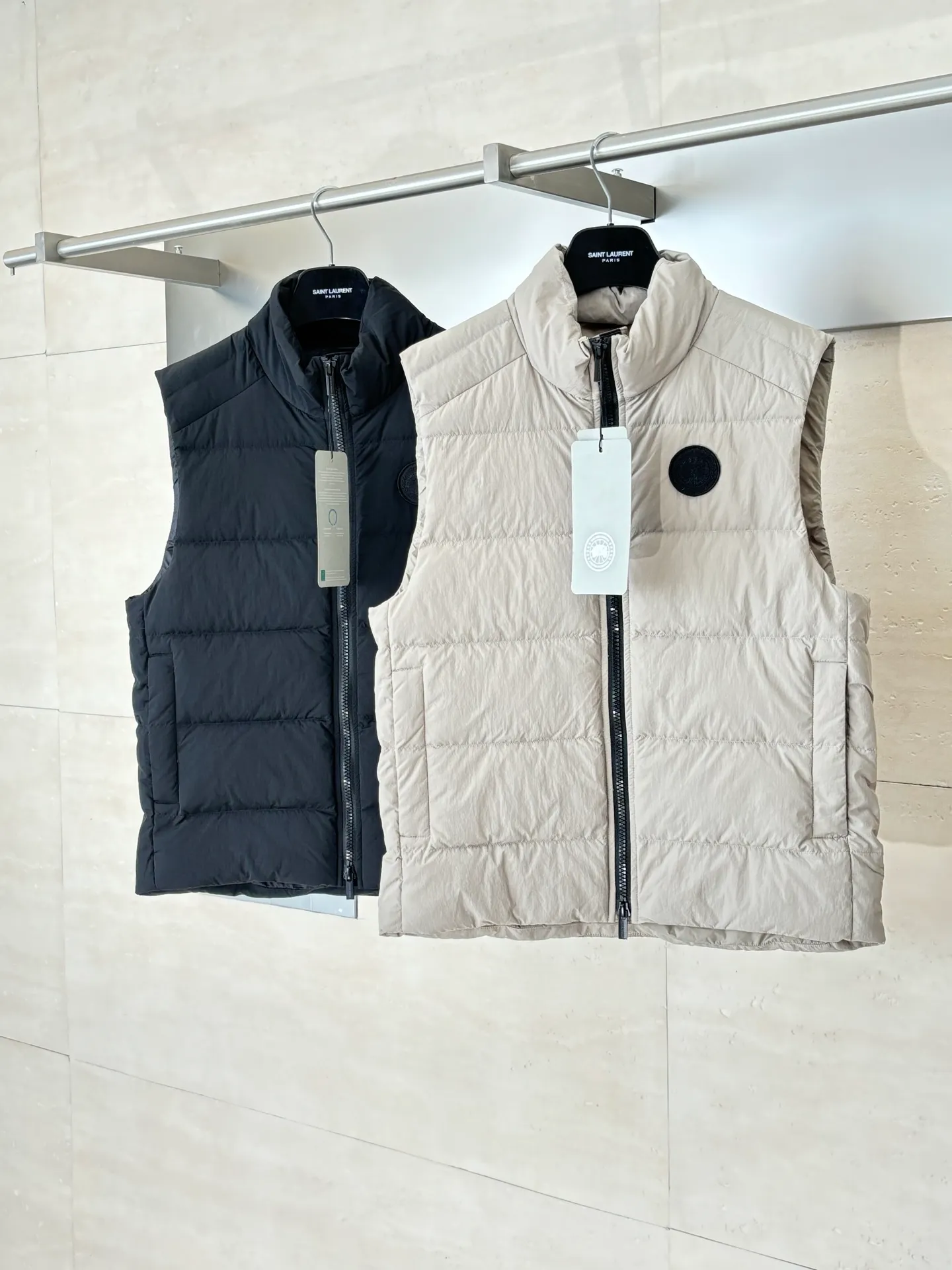 P690 Canada Goos*/Big Goose Rubber Label Badge Down Vest The fabric is made of high-quality protective nylon fabric, 90 national standard high-quality white duck down: selected high-fill down, weighing 160g, light and warm, with excellent temperature locking performance and good resilience. Three-dimensional quilting technology and precision thread reinforcement prevent lint from being drilled and ensure that the fluffy and resilient elasticity lasts like new.  Size：S/M/L/XL